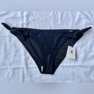 SHADE & SHORE BIKINI BOTTOMS WITH SIDE TIES. BLACK. SIZE M
